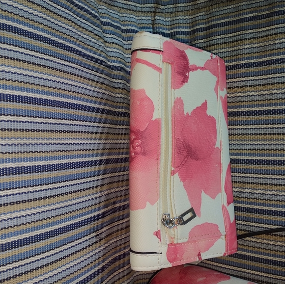 Guess - Picture 5 of 11